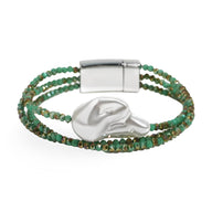 Bracelet femme triple rang en perles kaki avec grande perle centrale en métal argenté et fermoir magnétique.