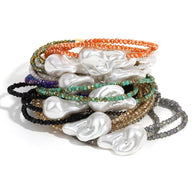 Bracelet femme perles multicolores avec grande perle centrale blanche forme irrégulière.