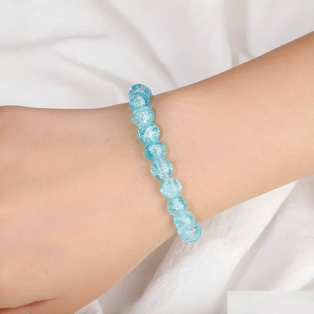 Bracelet pour femme en perles cristallines bleu clair scintillant, style élégant et délicat.