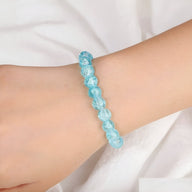 Bracelet pour femme en perles cristallines bleu clair scintillant, style élégant et délicat.