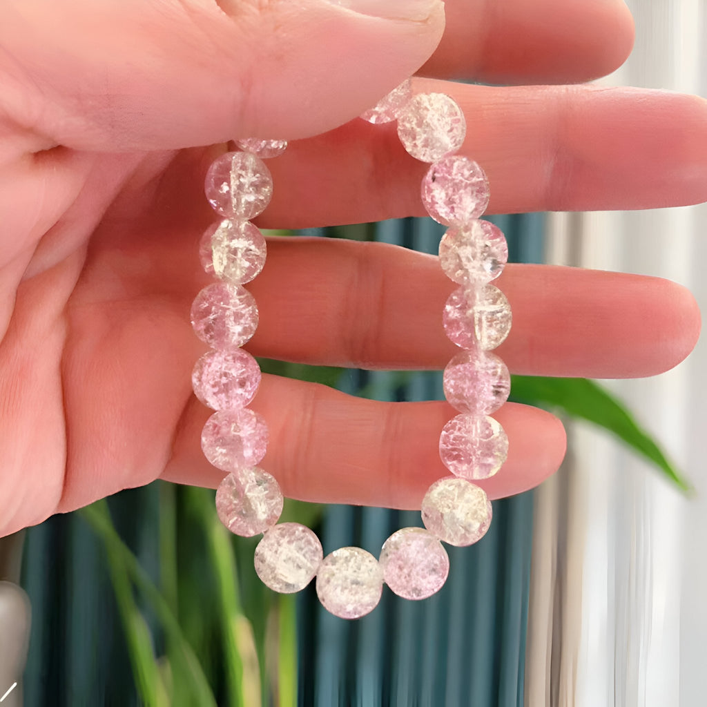 Bracelet en perles rondes translucides roses avec finition scintillante, modèle Christelle pour femme.