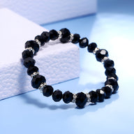 Bracelet femme en cristal noir facetté avec perles argentées, style élégant et lumineux.