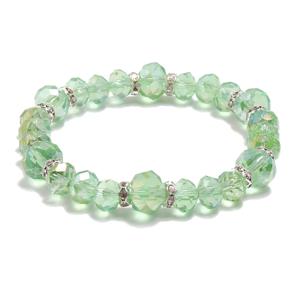 Bracelet en cristal vert pâle transparent avec perles facettées et petits anneaux argentés entre chaque perle.