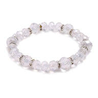 Bracelet femme en cristal transparent avec perles facettées et anneaux argentés scintillants.
