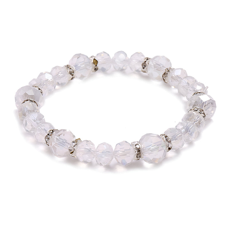 Bracelet femme en cristal transparent avec perles facettées et anneaux argentés scintillants.
