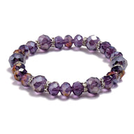 Bracelet élastique femme en perles cristal violet facetté avec petits anneaux argentés.