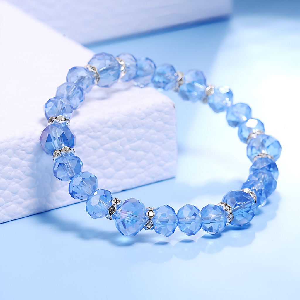 Bracelet en cristal bleu facetté avec petits intercalaires argentés style ange.