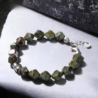 Bracelet pour homme en titane et cristaux verts facettés avec fermoir métallique argenté.