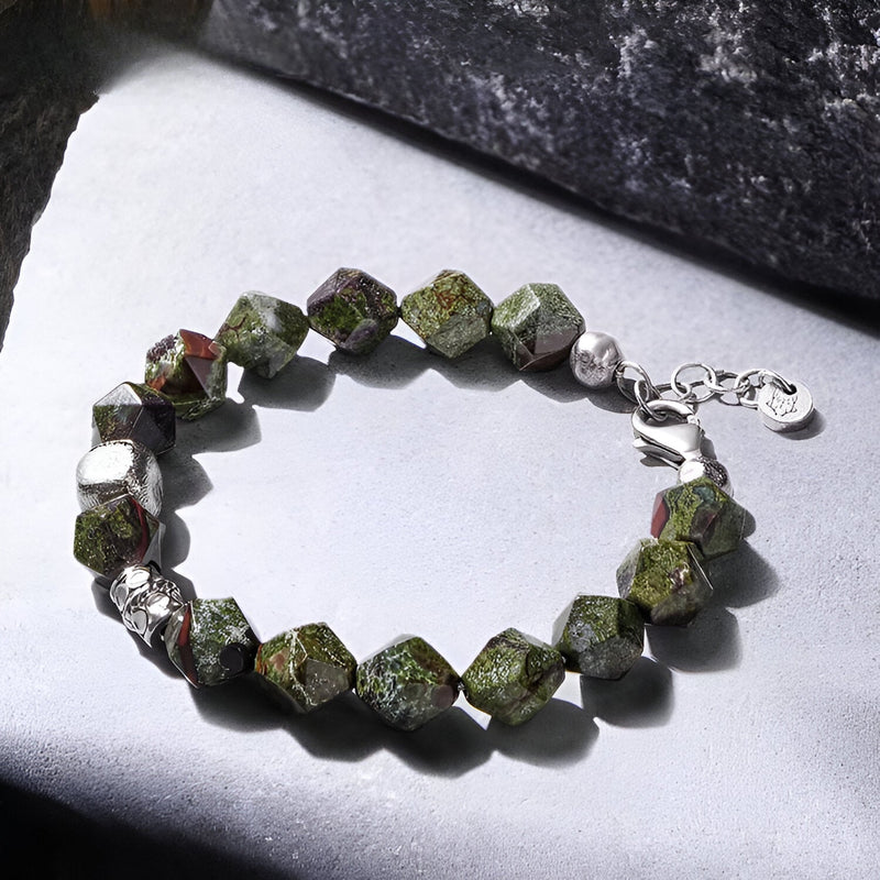 Bracelet pour homme en titane et cristaux verts facettés avec fermoir métallique argenté.