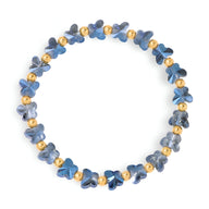 Bracelet femme bleu en cristaux papillon avec perles dorées et transparentes.