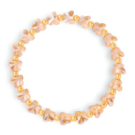 Bracelet femme en cristal rose clair avec petites perles dorées et formes irrégulières style papillon.
