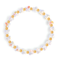 Bracelet femme avec perles dorées et cristaux transparents en forme de papillons rose pâle.