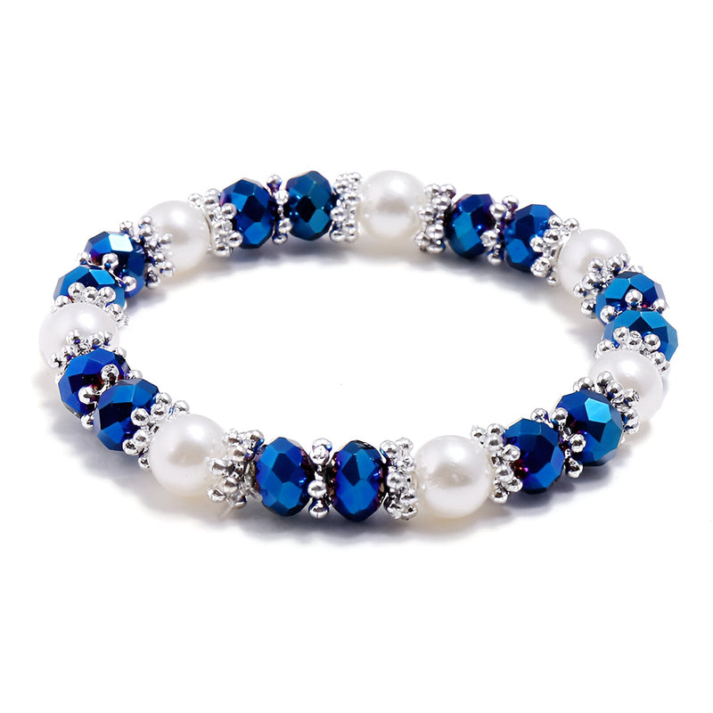 Bracelet élastique bleu et blanc en cristal facetté et perles nacrées avec petits anneaux argentés.