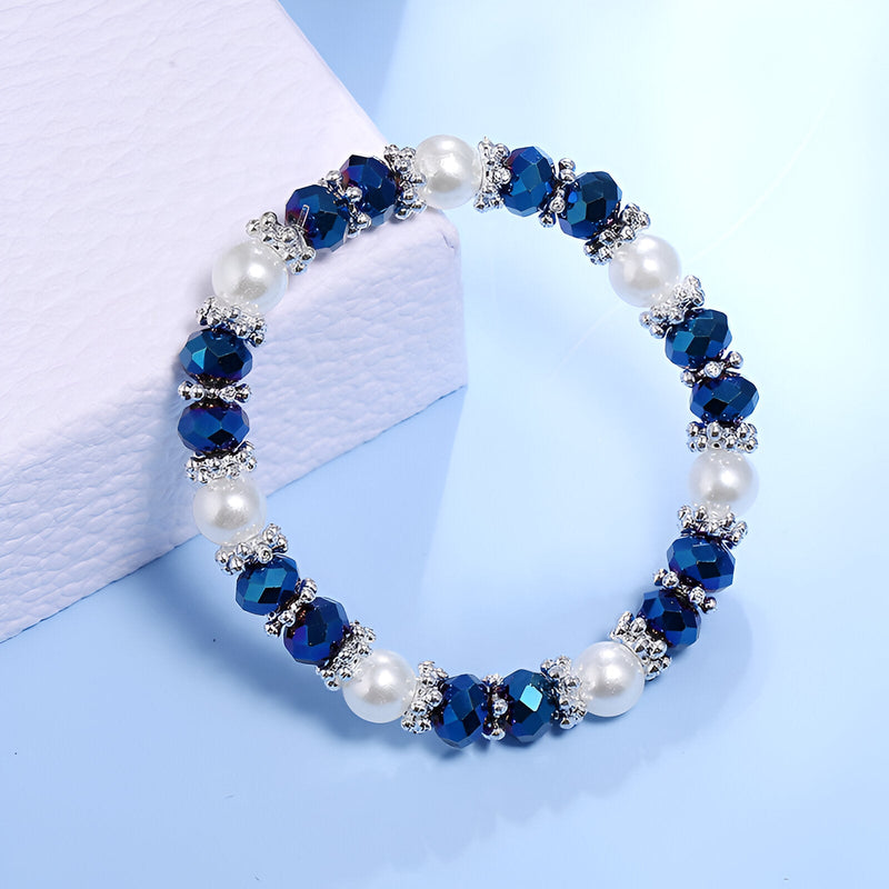 Bracelet femme perlé avec cristaux bleu marine et perles blanches, design épuré modèle Kite.