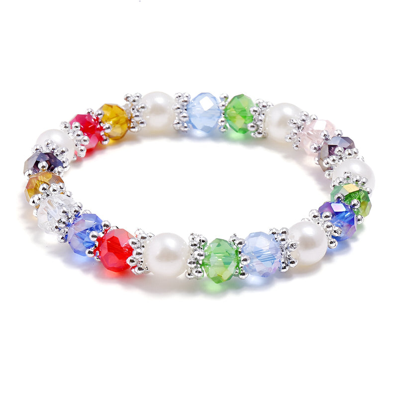 Bracelet femme perles blanches et cristaux multicolores montés sur élastique avec détails argentés.