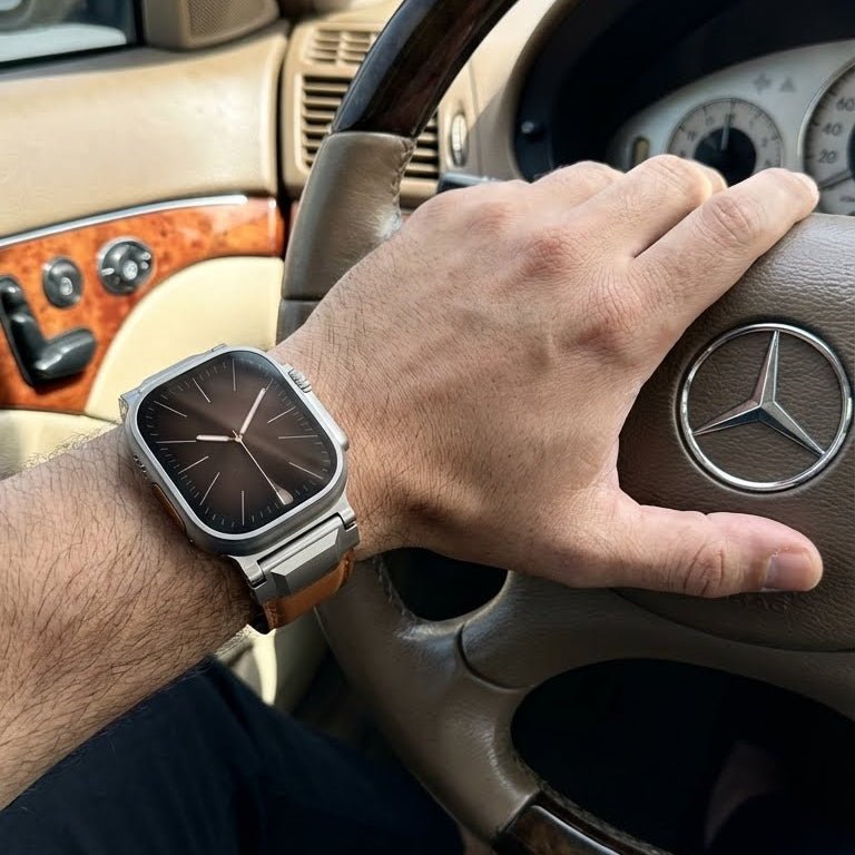 Bracelet en cuir gris à l'aspect moderne et technique pour Apple Watch, ajustable, porté au poignet masculin dans une.