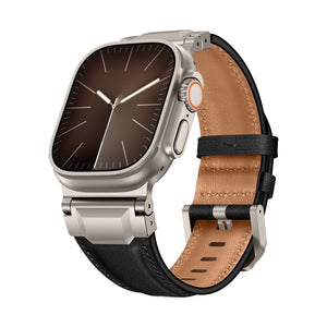 Bracelet pour Apple Watch en cuir noir et intérieur camel, aspect technique avec boucle ajustable en métal argenté.