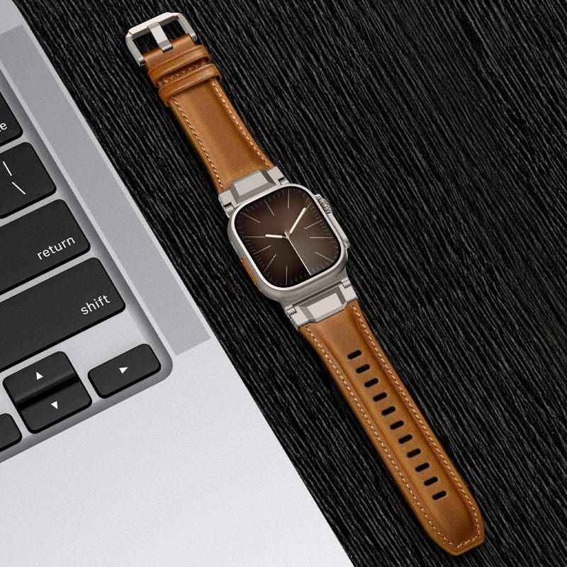 Bracelet en cuir marron clair texturé avec boucle métallique argentée pour Apple Watch, style moderne et ajustable.
