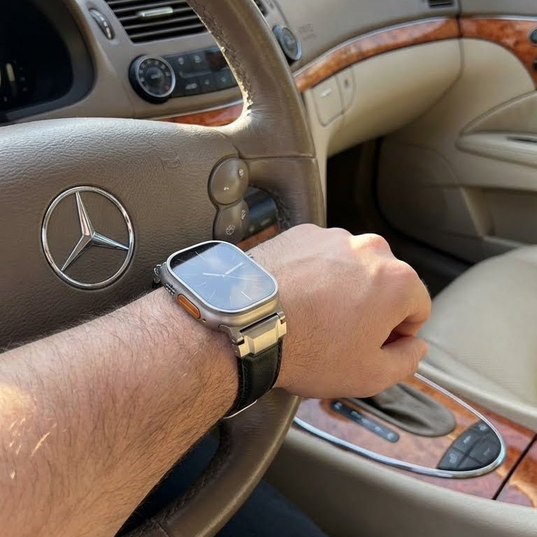 Bracelet en cuir noir mat avec coutures apparentes et fermoir métallique argenté pour Apple Watch, design moderne et.