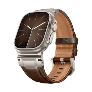 Bracelet en cuir marron clair avec finitions en acier inoxydable, style technique et moderne, pour Apple Watch, ajustable.