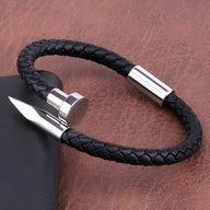 Bracelet en cuir tressé noir avec extrémité conique en métal argenté brillant.