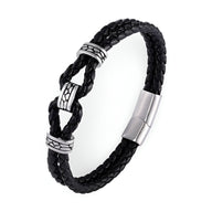 Bracelet homme en cuir noir tressé avec nœud et fermoir magnétique argenté orné de détails gravés.