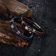 Bracelet en cuir tressé bleu avec nœud coulissant et fermoir métallique argenté sur fond sombre.