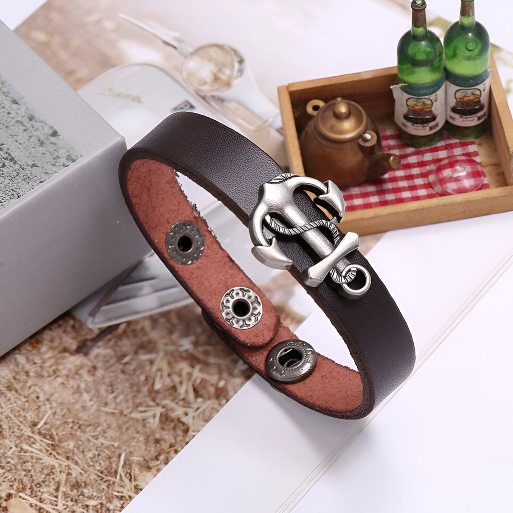 Bracelet en cuir marron pour homme avec fermoir ancre marine en métal argenté.