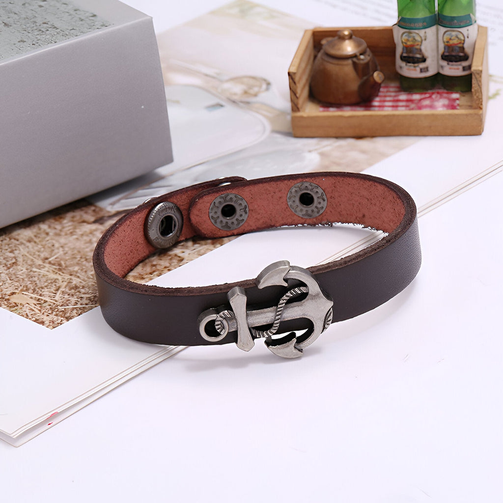 Bracelet homme en cuir marron avec fermoir ancre marine en métal argenté.