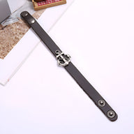 Bracelet en cuir marron avec ancre marine en métal argenté et fermeture à bouton-pression double.