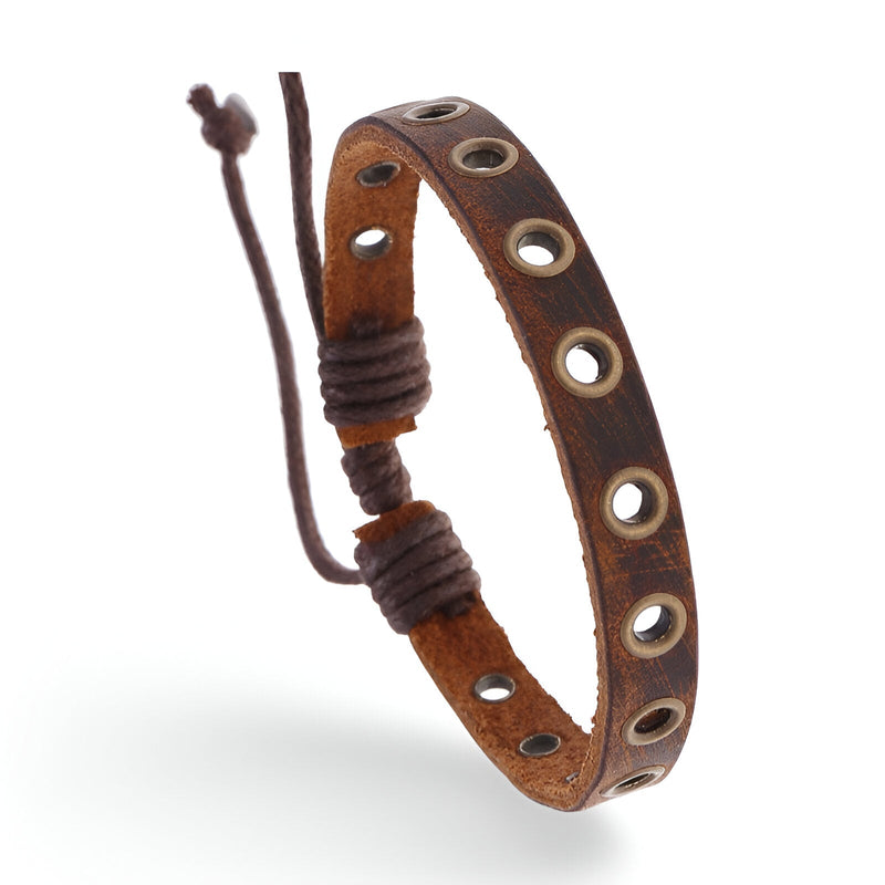 Bracelet en cuir marron avec anneaux métalliques dorés et cordon ajustable.