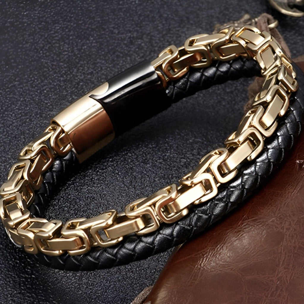 Bracelet double tour homme avec chaîne dorée et cuir noir tressé, fermoir magnétique doré.