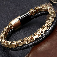 Bracelet double tour homme avec chaîne dorée et cuir noir tressé, fermoir magnétique doré.