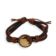 Bracelet en cuir marron et noir avec médaillon rond effet marbré, style mixte.
