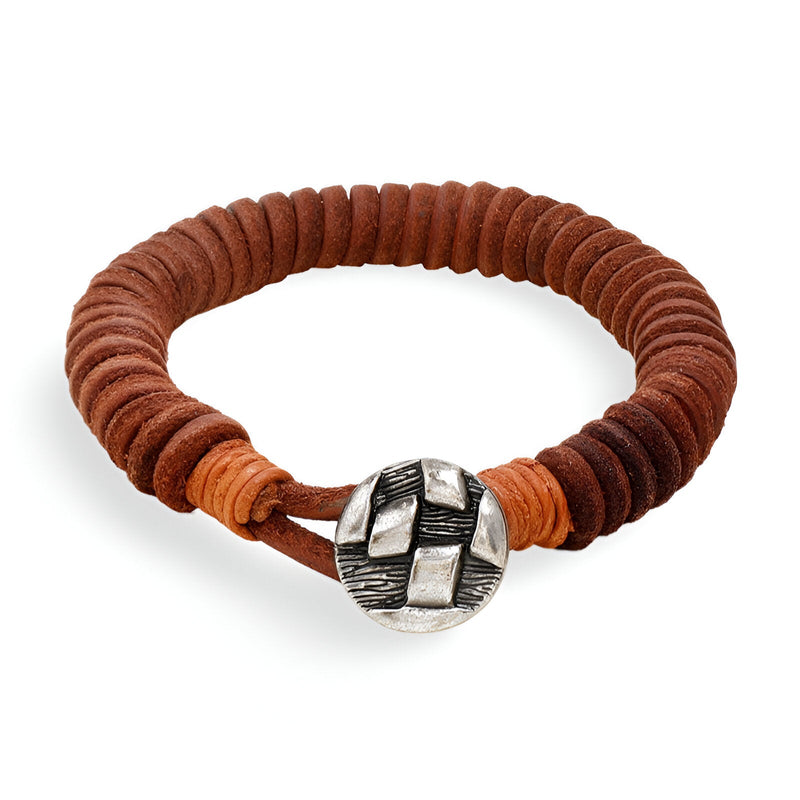 Bracelet homme en cuir marron tressé avec fermoir bouton argenté texturé modèle Bowie.
