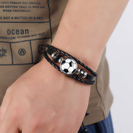 Bracelet en cuir noir avec pendentif ballon de football et perles métalliques argentées.