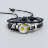 Bracelet en cuir noir tressé avec médaillon football blanc et jaune, fermoir réglable.