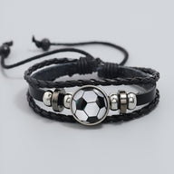 Bracelet en cuir noir à trois rangs avec motif ballon de football en métal argenté.