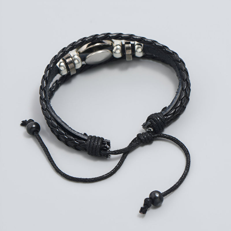 Bracelet en cuir noir tressé avec fermoir magnétique argenté, style football, pour homme.