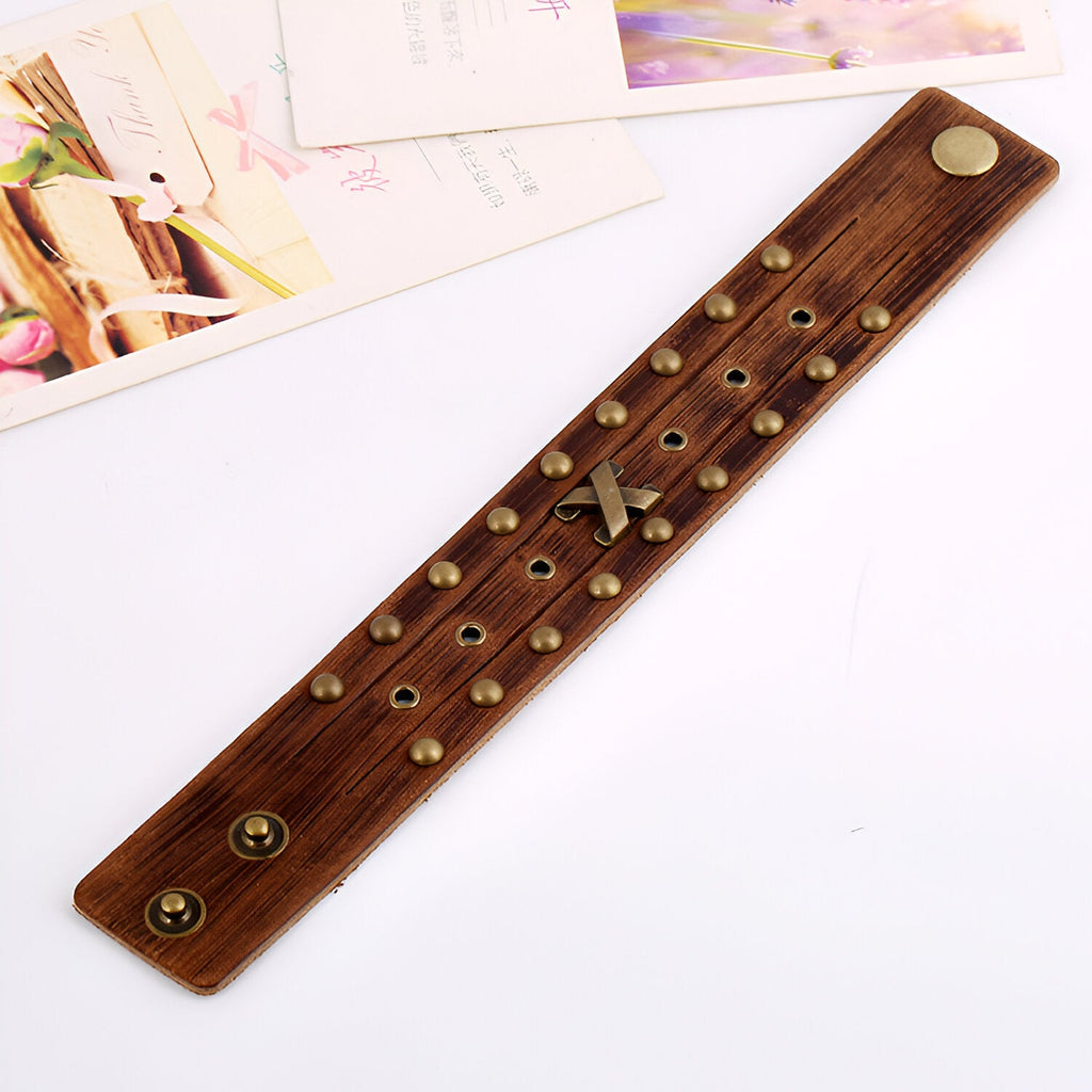 Bracelet en cuir marron avec rivets et détails métalliques dorés, modèle large Orion pour homme.