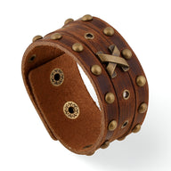Bracelet homme en cuir marron avec rivets métalliques dorés et décor croisé central.