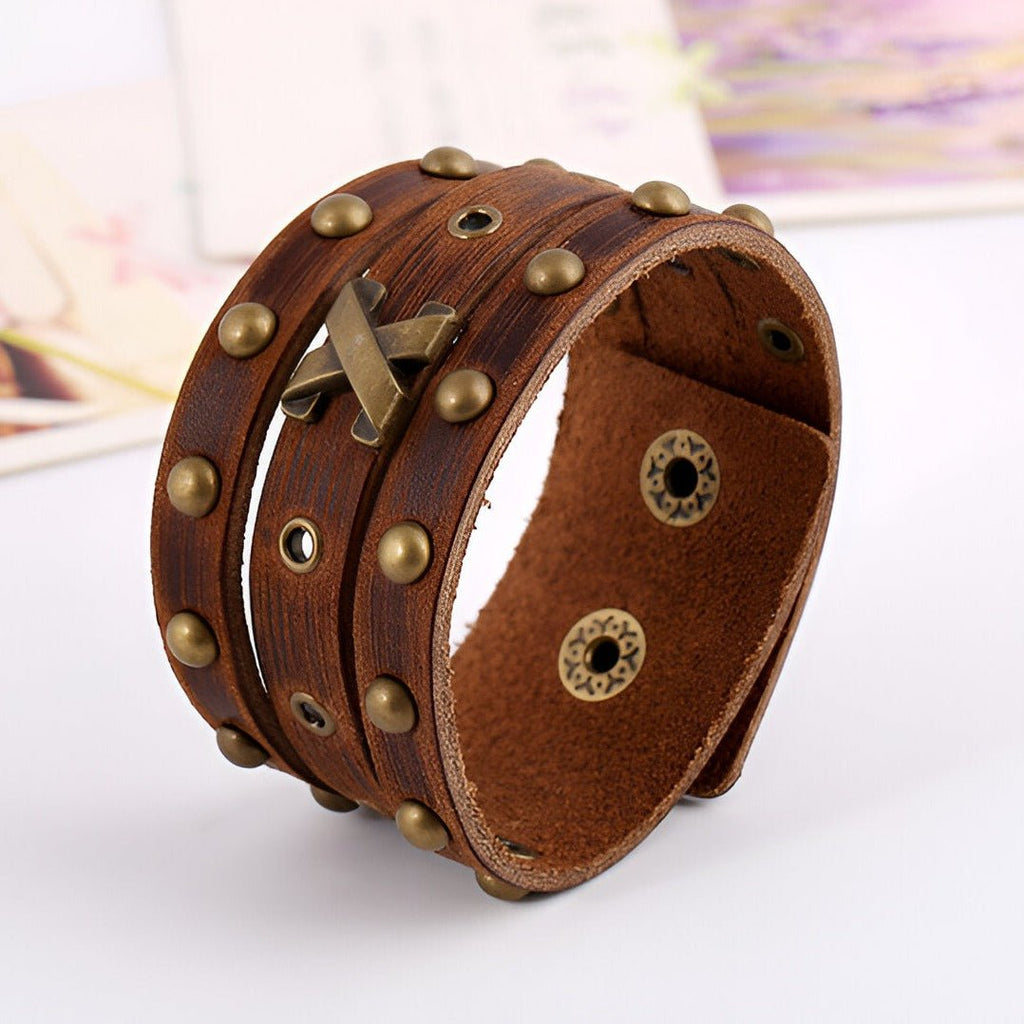 Bracelet en cuir marron avec rivets métalliques ronds et décor triangulaire pour homme.