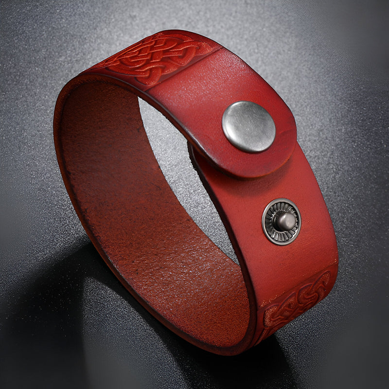 Bracelet en cuir marron avec motifs gaufrés et fermoir à bouton-pression métal argenté.