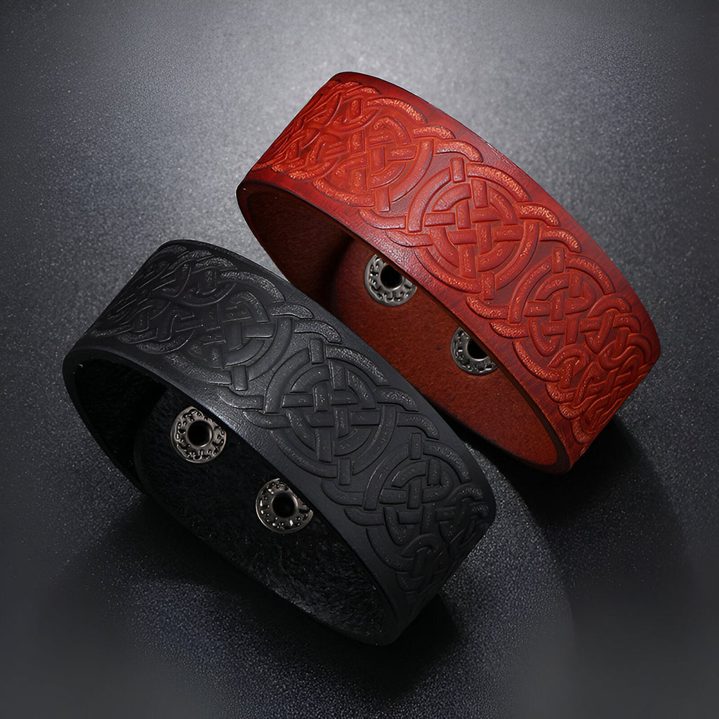 Bracelet en cuir marron gaufré avec motifs entrelacés celtiques et fermeture à bouton-pression métallique, modèle Loris  .