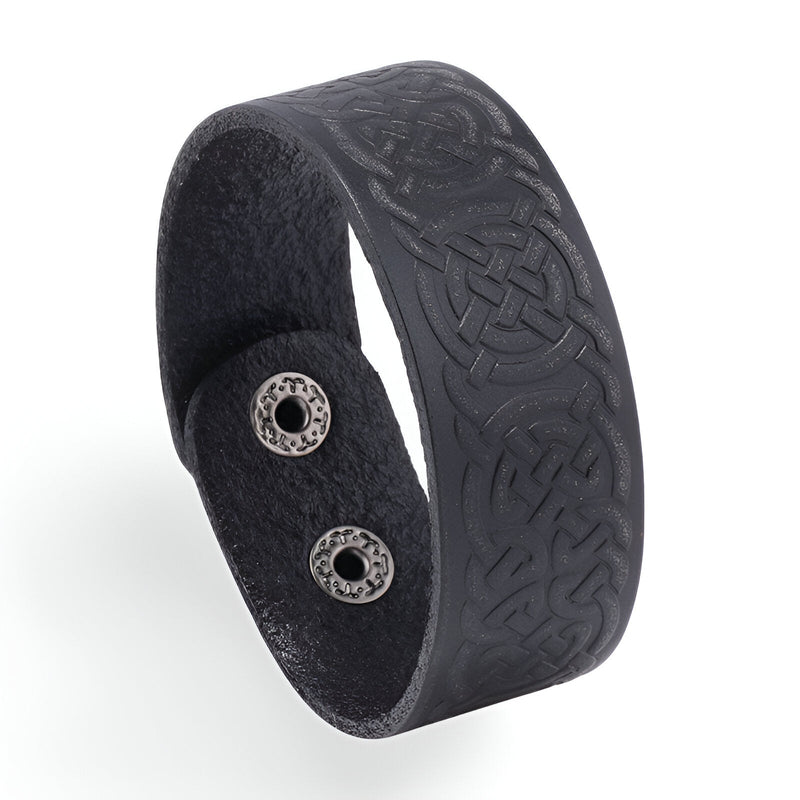 Bracelet homme en cuir noir avec motifs gaufrés celtiques et fermeture à boutons-pression métalliques.