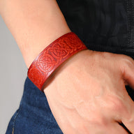 Bracelet en cuir marron avec motifs gaufrés élégants pour homme, modèle Loris.