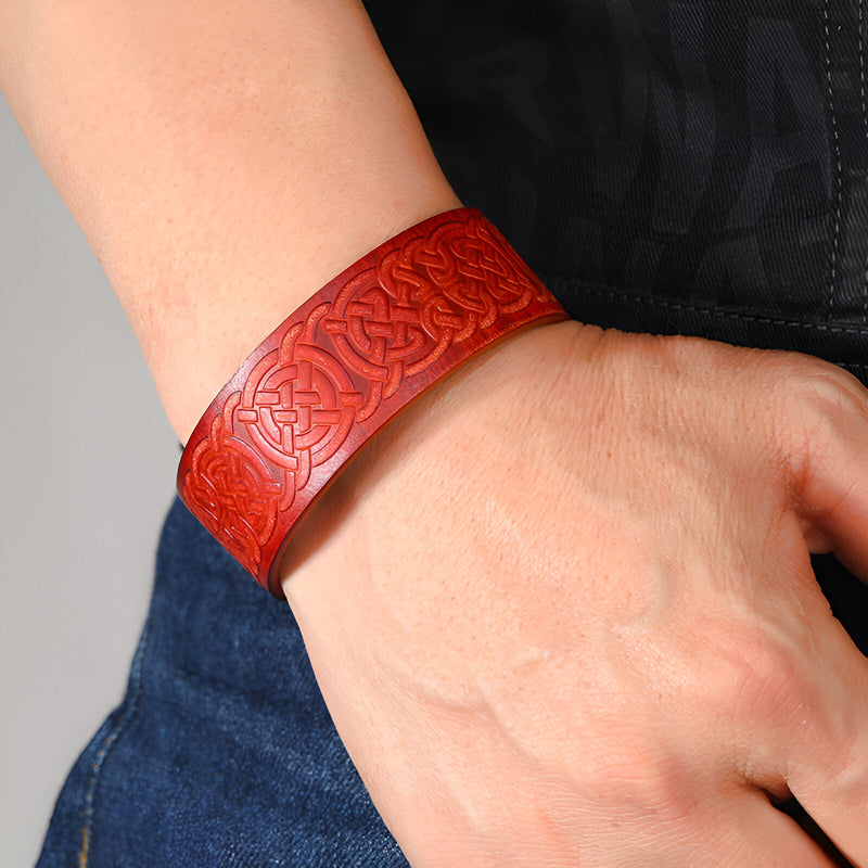 Bracelet en cuir marron avec motifs gaufrés élégants pour homme, modèle Loris.