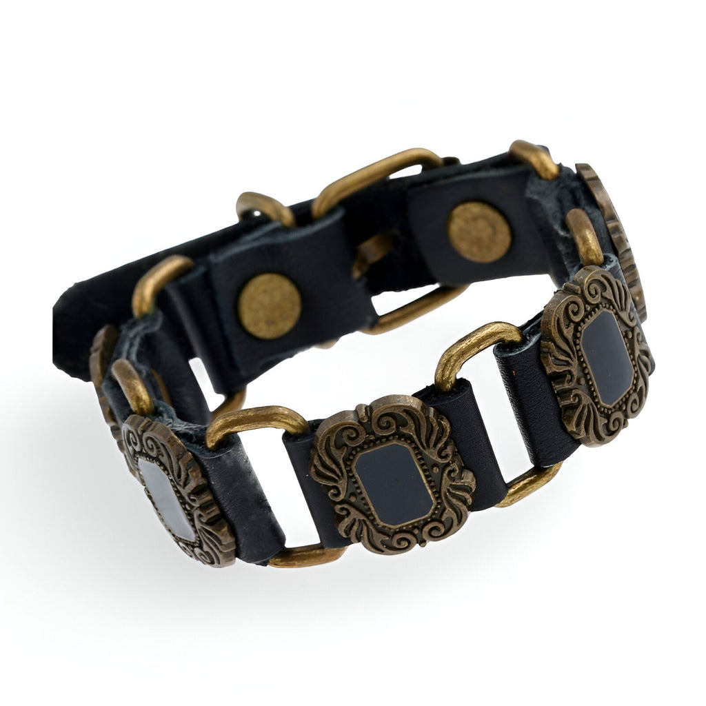 Bracelet en cuir noir avec motifs métalliques dorés de style rune, fermeture à pression.