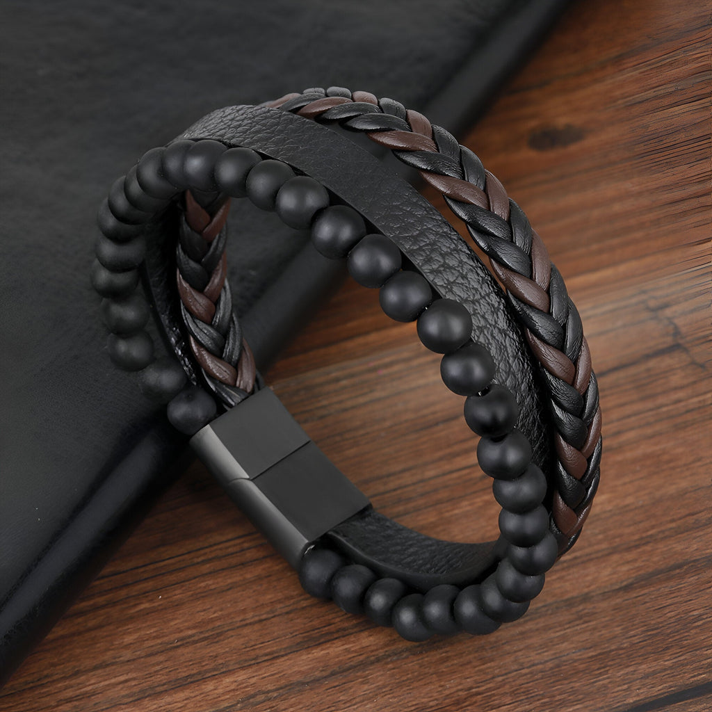 Bracelet homme en cuir noir et marron tressé avec perles volcaniques mates et fermoir métallique noir mat.