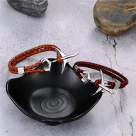 Bracelet en cuir tressé marron avec avion en acier inoxydable scintillant, modèle Upton, style masculin élégant.